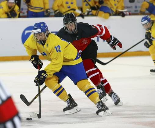 23.94.2015 Zug. Schweiz Eishockey U 18 Weltmeisterschaft , Kanada - Schweden Bossard Arena. Bild zeigt Rasmus Asplund (SWE) gegen Thomas Chabot (CAN) Aktion Zweikampf Foto 