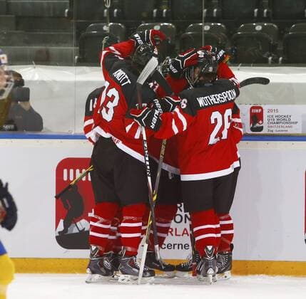 23.94.2015 Zug. Schweiz Eishockey U 18 Weltmeisterschaft , Kanada - Schweden Bossard Arena. Bild zeigt Torjubel Kanada Aktion Jubel Foto 