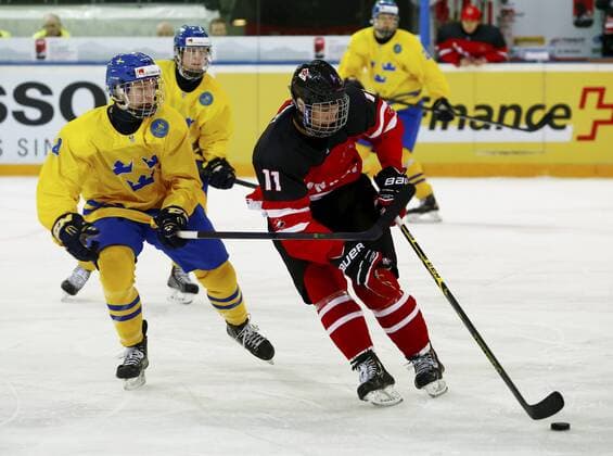 23.94.2015 Zug. Schweiz Eishockey U 18 Weltmeisterschaft , Kanada - Schweden Bossard Arena. Bild zeigt Jonathan Davidsson (SWE) (L.) gegen Nicolas Roy (CAN) Aktion Zweikampf Foto 