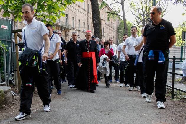 Aktuell Fußball, Italien, Schiedsrichterdelegation besichtigt mit Kardinal Poletto das Turiner Grabtuch April 23, 2015 - Turin, Italy - Cardinal Severino Poletto accompanying a delegation of five football referees to see the Holy Shroud. Turin: Cardinal Poletto with referees to Shroud - ZUMAp133