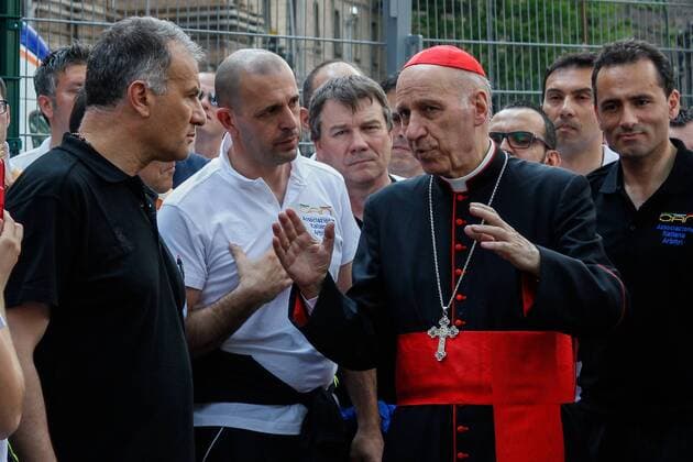 Aktuell Fußball, Italien, Schiedsrichterdelegation besichtigt mit Kardinal Poletto das Turiner Grabtuch April 23, 2015 - Turin, Italy - Cardinal Severino Poletto accompanying a delegation of five football referees to see the Holy Shroud. Turin: Cardinal Poletto with referees to Shroud - ZUMAp133