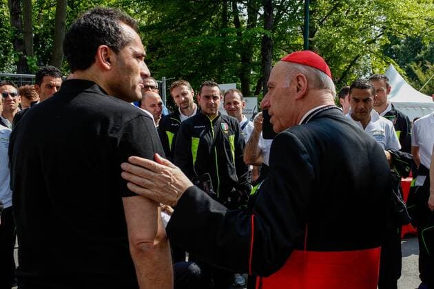 Aktuell Fußball, Italien, Schiedsrichterdelegation besichtigt mit Kardinal Poletto das Turiner Grabtuch April 23, 2015 - Turin, Italy - Cardinal Severino Poletto accompanying a delegation of five football referees to see the Holy Shroud. Turin: Cardinal Poletto with referees to Shroud - ZUMAp133