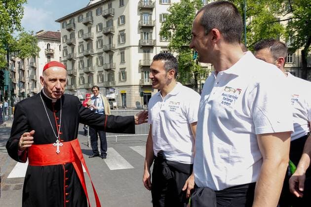 Aktuell Fußball, Italien, Schiedsrichterdelegation besichtigt mit Kardinal Poletto das Turiner Grabtuch April 23, 2015 - Turin, Italy - Cardinal Severino Poletto accompanying a delegation of five football referees to see the Holy Shroud. Turin: Cardinal Poletto with referees to Shroud - ZUMAp133