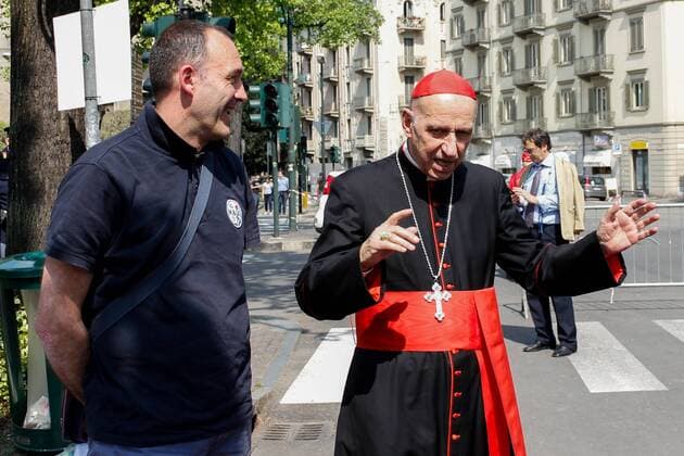 Aktuell Fußball, Italien, Schiedsrichterdelegation besichtigt mit Kardinal Poletto das Turiner Grabtuch April 23, 2015 - Turin, Italy - Cardinal Severino Poletto accompanying a delegation of five football referees to see the Holy Shroud. Turin: Cardinal Poletto with referees to Shroud - ZUMAp133