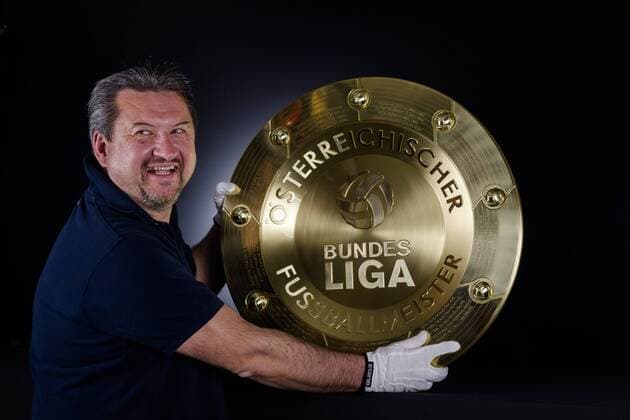 23.04.2015, Guertlerei Schnitzhofer, Faistenau, AUT, 1. FBL, Neuer Bundesliga Meisterteller, im Bild Walter Schnitzhofer mit dem neuen Bundesliga Meisterteller during the Presentation of the new Austrian Football Bundesliga Champions Trophy at the Guertlerei Schnitzhofer, Faistenau, Austria on 2015 04 23.  EX_JFK  