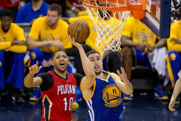 April 23, 2015: Golden State Warriors guard Klay Thompson (11) shoots a lay up over New Orleans Pelicans guard Eric Gordon (10) during the game between Golden State Warriors and New Orleans Pelicans at the Smoothie King Center in New Orleans, LA. Stephen Lew CSM NBA Basketball Herren USA 2015: Warriors at Pelicans APR 23 - ZUMAc04_