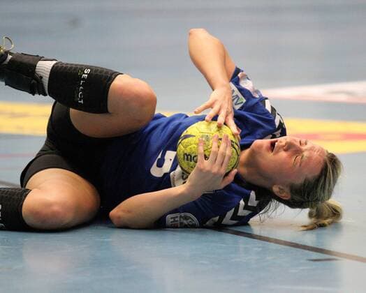 Franziska Mueller (HSG Blomberg-Lippe) geht zu Boden HSG Blomberg-Lippe vs HC Leipzig, Handball, 1. Bundesliga, 25.04.15 EP_jsk
