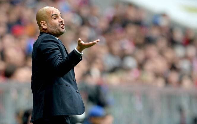 25.04.2015, xmwx, Fussball 1.Bundesliga, FC Bayern Muenchen - Hertha BSC Berlin, v.l. Trainer Pep Guardiola (FC Bayern Muenchen) gestikuliert am Spielfeldrand