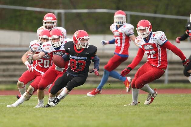 Rostock, 25. April 2015 American Football, Saison 2015 2016, German Football League 2, 1. Spieltag, Lübeck Cougars - Potsdam Royals: Kevin Raupach (Potsdam Royals, 83) wird während einer Two-Point-Conversion von den Cougars verfolgt