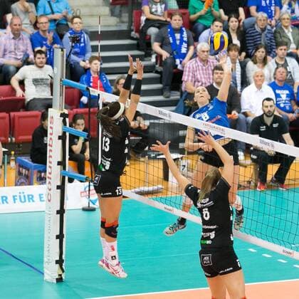 Katherine Harms 8 (Allianz MTV Stuttgart) gegen Lisa Izquierdo-Mocasqui 13 (Dresdner SC), Allianz MTV Stuttgart vs Dresdner SC, 1. Volleyball Bundesliga Play-Off Finale Spiel 2, Damen, SCHARRena, Stuttgart, 25.04.2015 EP_nwr