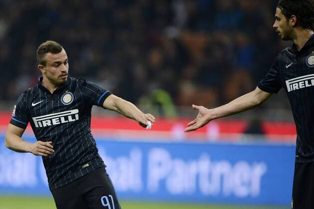 Xerdan Shaqiri überreicht eine Nachricht an Andrea Ranocchia Inter - Mailand, 25-04-2015 Stadio Giuseppe Meazza - Football Calcio Serie A Inter Mailand vs AS Rom giuseppexceleste
