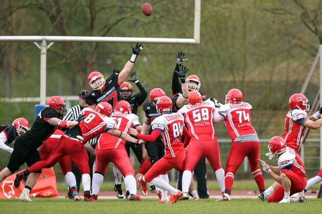 Rostock, 25. April 2015 American Football, Saison 2015 2016, German Football League 2, 1. Spieltag, Lübeck Cougars - Potsdam Royals: Dennis Blaesner (Lübeck Cougars, 84) erzielt einen Extra-Punkt