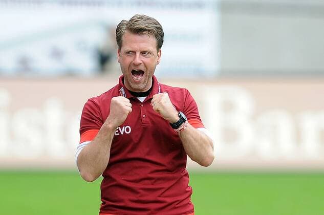 Fußball, Trainerhistorie, Kickers Offenbach 25.04.2015, xpsx, Fussball Regionalliga Suedwest, Offenbacher Kickers - 1.FC Saarbrücken, v.l. jubel nach dem sieg Trainer Rico Schmitt (Offenbacher Kickers)