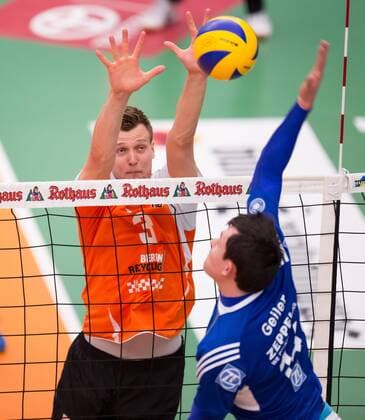 Friedrichshafen, Deutschland, 26.04.2015: Volleyball Bundesliga Playoffs Finale Spiel 3 (Best of Five) Saison 2014 2015 - VfB Friedrichshafen - Berlin Recycling Volleys. Baptiste Geiler (Friedrichshafen 14) gegen den Block aus Robert Kromm (BR Volleys 3)
