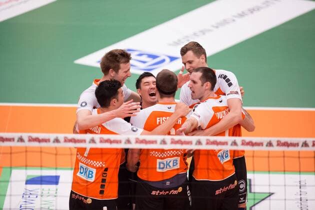 Friedrichshafen, Deutschland, 26.04.2015: Volleyball Bundesliga Playoffs Finale Spiel 3 (Best of Five) Saison 2014 2015 - VfB Friedrichshafen - Berlin Recycling Volleys. Das Team der BR Volleys jubelt: v.l. Kawika Shoji (BR Volleys 7), Paul Carroll (BR Volleys 12), Erik Shoji (BR Volleys 2), Felix Fischer (BR Volleys 6), Scott Joseph Touzinsky (BR Volleys 1), Robert Kromm (BR Volleys 3)