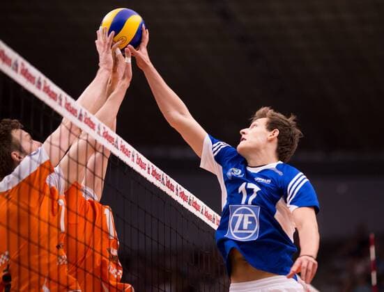 Friedrichshafen, Deutschland, 26.04.2015: Volleyball Bundesliga Playoffs Finale Spiel 3 (Best of Five) Saison 2014 2015 - VfB Friedrichshafen - Berlin Recycling Volleys. Jan Zimmermann (Friedrichshafen 17) gegen den Block aus Kawika Shoji (BR Volleys 7), Paul Carroll (BR Volleys 12)