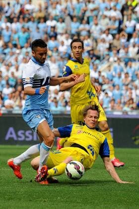 Aktuell FuÃŸball, Italien, Serie A, Lazio Rom - AC Chievo Verona 26.04.2015. Rome, Italy. Serie A Football. Lazio versus Chievo. Nicolas Frey (Chi) challenges Felipe Anderson (Laz) xGiuseppexMaffiax  ActionPlus11615999