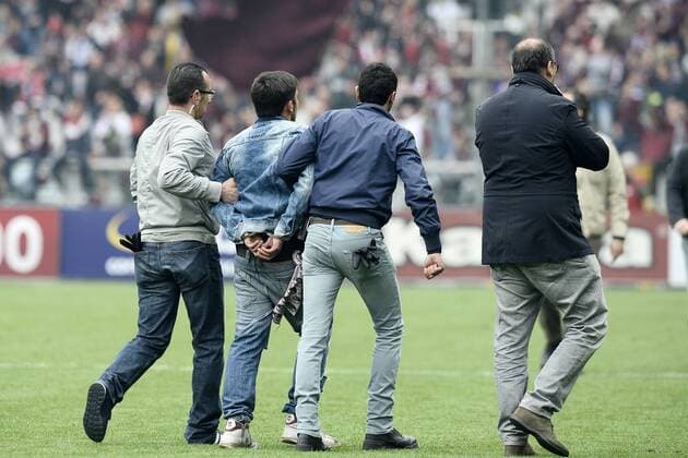 Turin, Italien - Serie A, Flitzer des Torino FC werden abgeführt 