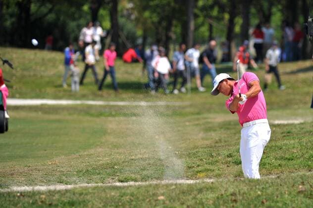 Aktuell Golf, China Open in Shanghai Wu Ashun of China hits from a bunker during the final round of the Volvo China Open tennis tournament 2015 in Shanghai, China, 26 April 2015. David Howell narrowly failed to win his first European Tour title since 2013 as he finished a shot adrift of China s Wu Ashun in the Volvo China Open. Wu, 29, finished on nine under after a final-round one-under 71 to secure a maiden European Tour title in Shanghai. Howell, 39, looked on course to force a play-off until he bogeyed the par-five 18th to finish with a level-par 72. Wu, who also plays on the Japan Tour, is the first Chinese player to win a European Tour event in his homeland. David Howell finishes second to home winner Wu Ashun at China Open  20150426_30111