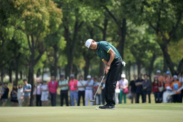 Aktuell Golf, China Open in Shanghai Li Haotong of China putts during the final round of the Volvo China Open tennis tournament 2015 in Shanghai, China, 26 April 2015. David Howell narrowly failed to win his first European Tour title since 2013 as he finished a shot adrift of China s Wu Ashun in the Volvo China Open. Wu, 29, finished on nine under after a final-round one-under 71 to secure a maiden European Tour title in Shanghai. Howell, 39, looked on course to force a play-off until he bogeyed the par-five 18th to finish with a level-par 72. Wu, who also plays on the Japan Tour, is the first Chinese player to win a European Tour event in his homeland. David Howell finishes second to home winner Wu Ashun at China Open  20150426_30234