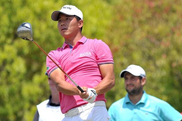 Aktuell Golf, China Open in Shanghai Wu Ashun of China tees off during the final round of the Volvo China Open tennis tournament 2015 in Shanghai, China, 26 April 2015. David Howell narrowly failed to win his first European Tour title since 2013 as he finished a shot adrift of China s Wu Ashun in the Volvo China Open. Wu, 29, finished on nine under after a final-round one-under 71 to secure a maiden European Tour title in Shanghai. Howell, 39, looked on course to force a play-off until he bogeyed the par-five 18th to finish with a level-par 72. Wu, who also plays on the Japan Tour, is the first Chinese player to win a European Tour event in his homeland. David Howell finishes second to home winner Wu Ashun at China Open  20150426_64207