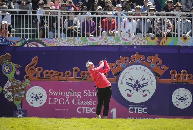APR 26, 2015 San Francisco, CA : Brooke Henderson tee off to start final round during LPGA Golf Damen Swinging Skirts Classic at Lake Merced Golf Club San Francisco, CA LPGA Golf 2015: Swinging Skirts Classic Final Round APR 26 - ZUMAc04_