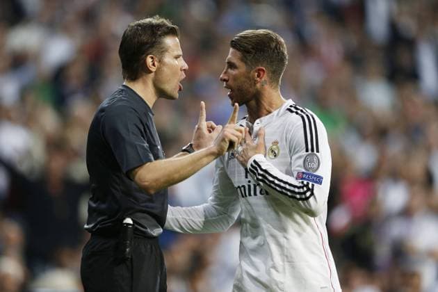 (L to R) Felix Brych (Referee), Sergio Ramos (Real), APRIL 22, 2015 - Football Soccer : UEFA Champions League Quarter-finals 2nd leg match between Real Madrid CF 1-0 Atletico de Madrid at the Santiago Bernabeu Stadium in Madrid, Spain. NoxThirdxPartyxSales  (heha018583)