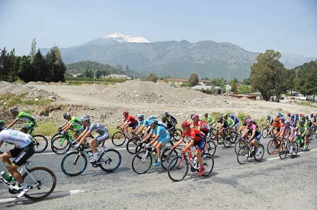 Das Fahrerfeld Peloton im Taurus Gebirge unterwegs - Landschaft - Landscape - Illustration - Impression - Aktion - Rennszene - Querformat - quer - horizontal - Event Veranstaltung: Tour of Turkey 2015 - Stage 3 3.Etappe: Kemer nach Elmali Seki 165.0 km - Location Ort: Elmali Seki - Turkey - Tuerkei - Asia - Asien - Date Datum: 28.04.2015