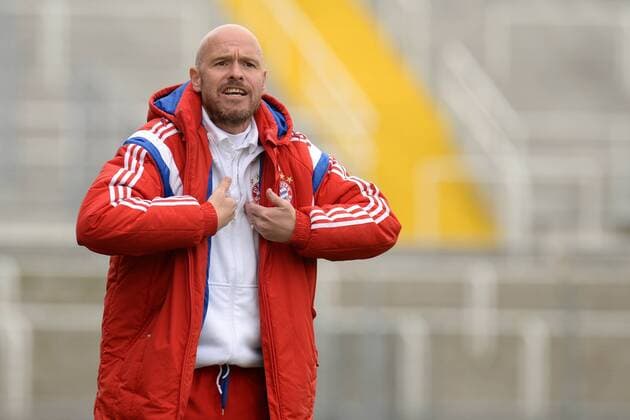 v.li.: Trainer Erik ten Hag (FC Bayern München II) reklamiert, beschweren, meckern, pessimistisch, Action, Aktion, gibt Anweisungen, gestikuliert, mit den Armen gestikulieren, gives instructions, gesticulate, Fussball, Regionalliga Bayern, FC Bayern München II - SV Seligenporten, xslx