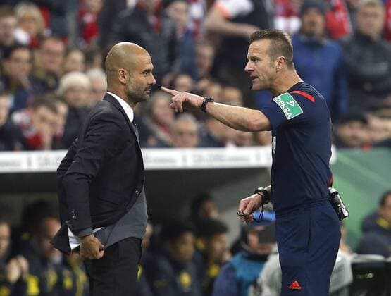 V.li. Trainer Pep Guardiola (FCB) wird von Schiedsrichter Peter Gagelmann ermahnt . FC Bayern München-Borussia Dortmund . München, GER, 28.04.2015, Fussball-DFB-Pokal 2014-2015 Viertelfinale .