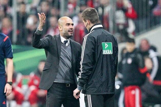 vierter Offizielle Schiedsrichter Daniel Siebert diskutiert mit Chef-Trainer Pep Guardiola (FC Bayern Muenchen), FC Bayern Muenchen vs. Borussia Dortmund, Fussball, DFB-Pokal, 28.04.2015 EP_ckt