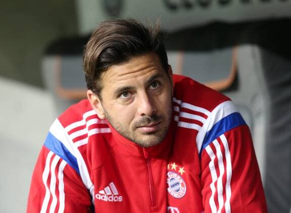 München Fußball DfB-Pokal Halbfinale FC Bayern München vs. Borussia Dortmund, Claudio Pizarro (Bayern) auf der Ersatzbank