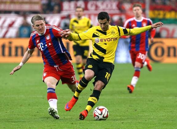 München Fußball DfB-Pokal Halbfinale FC Bayern München vs. Borussia Dortmund, v.l. Bastian Schweinsteiger (Bayern), Henrikh Mkhitaryan (BvB)
