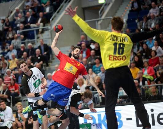 DHB-Länderspiel Herren - Saison 2014 2015 - Deutschland vs Spanien - 29.04.2015 v. l. Hendrik Pekeler und Carsten Lichtlein beide DHB gegen Spaniens Raul Entrerrios Aktion, Zweikampf -