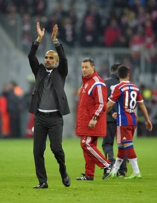 28.04.2015, Fussball DFB-Pokal 2014 2015, Halbfinale, FC Bayern München - Borussia Dortmund, in der Allianz-Arena München. Trainer Pep Guardiola (Bayern München) bedankt sich nach der Niederlage bei den Fans. 