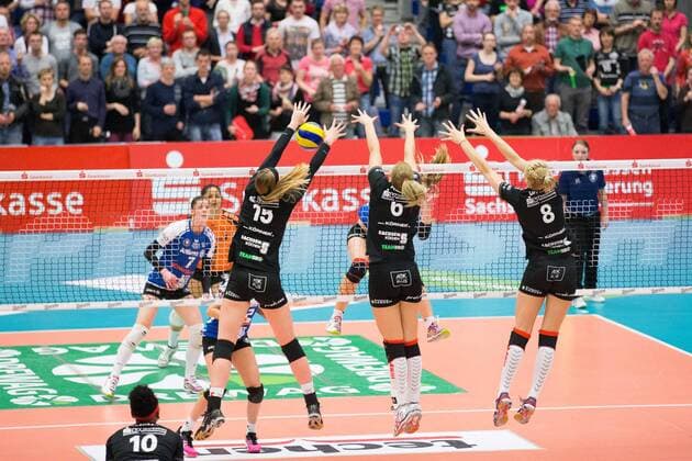 Jelen Wlk (STU) machtlos gegen den Dresdner Block aus Michelle Bartsch, Jaroslava Pencov?? und Louisa Lippmann , Dresdner SC vs Allianz MTV Stuttgart, 1. Volleyball Bundesliga Play-Off Finale Spiel 3, Damen, SCHARRena, Stuttgart, 29.04.2015 , EP_NWR