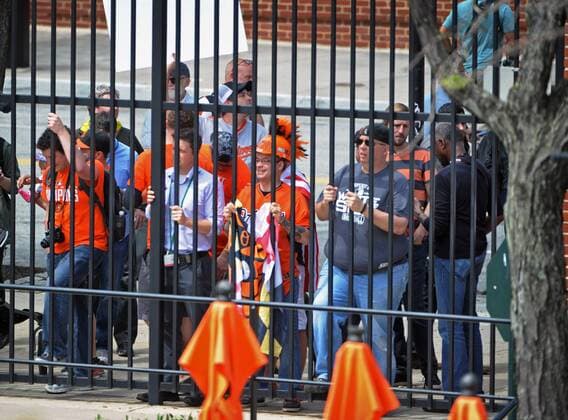 April 29, 2015 - Baltimore, MD, USA - Baltimore Orioles fans who were locked out of the game watch from outside the center field gate during the first inning on Wednesday, April 29, 2015, at Camden Yards in Baltimore. The game was closed to the public due to unrest in the city this week. MLB Baseball Herren USA 2015 - Baltimore Orioles Play In Empty Camden Yards - ZUMAm67_