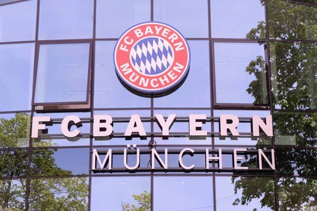 Fußball 1. Bundesliga Training FC Bayern München am 29.04.2015 auf dem Trainingsgelände an der Säbener Strasse in München Logo und Schriftzug FC Bayern München