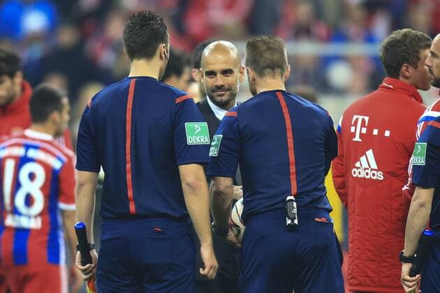 28.04.2015, Fussball DFB-Pokal 2014 2015, Halbfinale, FC Bayern München - Borussia Dortmund, in der Allianz-Arena München. Trainer Pep Guardiola (mitte, Bayern München) bedankt sich bei Schiedsrichter Peter Gagelmann . 