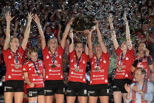 Volleyball, Damen, 1. Bundesliga, Saison 2014 2015, Play off, Finale 3. Spiel, Dresdner SC (DSC) - Allianz Stuttgart, Mittwoch (29.04.2015), Margon Arena, Dresden. Dresdens Spielerinnen v.l. Louisa Lippmann, Lisa Stock, Laura Dijkema, Myrthe Schoot, Katharina Schwabe, Juliane Langgemach, Lisa Izquierdo jubeln nach dem Sieg der Deutschen Meisterschaft mit der Meisterschale. Rechtes vorn der sächsische Innenminister Markus Ulbig (CDU).