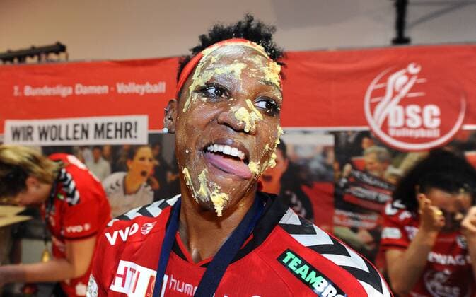 Tortenschlacht, Cursty Jackson mit der Meistertorte im Gesicht, auf der Party nach dem Sieg, Meisterparty, der Dresdner SC ist deutscher Meister im Volleyball, Dresdner SC gegen Allianz MTV Stuttgart, Play Off Finale, Play-offs Finale um die deutsche Meisterschaft, Volleyball, 1. Bundesliga Frauen, 1. Liga, Margon-Arena Dresden Bodenbacher Straße, DSC, Saison 2014 2015, 29.04.2015,