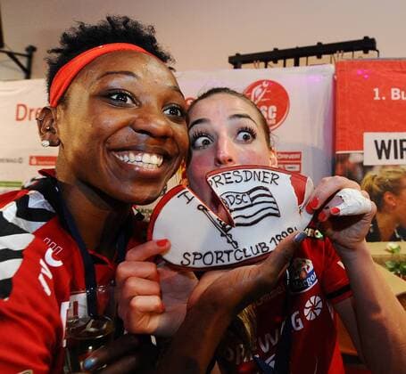 v.l.: Cursty Jackson und Myrthe Schoot mit Meistertorte, auf der Party nach dem Sieg, Meisterparty, der Dresdner SC ist deutscher Meister im Volleyball, Dresdner SC gegen Allianz MTV Stuttgart, Play Off Finale, Play-offs Finale um die deutsche Meisterschaft, Volleyball, 1. Bundesliga Frauen, 1. Liga, Margon-Arena Dresden Bodenbacher Straße, DSC, Saison 2014 2015, 29.04.2015,