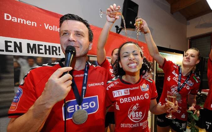 Trainer Alexander Waibl mit Shanice Marcelle, auf der Party nach dem Sieg, Meisterparty, der Dresdner SC ist deutscher Meister im Volleyball, Dresdner SC gegen Allianz MTV Stuttgart, Play Off Finale, Play-offs Finale um die deutsche Meisterschaft, Volleyball, 1. Bundesliga Frauen, 1. Liga, Margon-Arena Dresden Bodenbacher Straße, DSC, Saison 2014 2015, 29.04.2015,