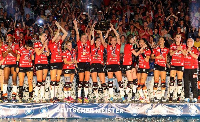 der Dresdner SC ist deutscher Meister, Siegerehrung, Jubel mit der Meisterschale, Dresdner SC gegen Allianz MTV Stuttgart, Play Off Finale, Play-offs Finale um die deutsche Meisterschaft, Volleyball, 1. Bundesliga Frauen, 1. Liga, Margon-Arena Dresden Bodenbacher Straße, DSC, Saison 2014 2015, 29.04.2015,