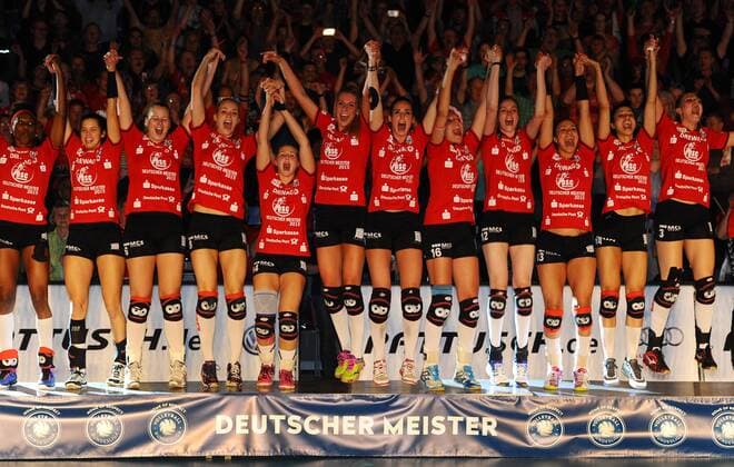 der Dresdner SC ist deutscher Meister im Volleyball, Siegerehrung, Dresdner SC gegen Allianz MTV Stuttgart, Play Off Finale, Play-offs Finale um die deutsche Meisterschaft, Volleyball, 1. Bundesliga Frauen, 1. Liga, Margon-Arena Dresden Bodenbacher Straße, DSC, Saison 2014 2015, 29.04.2015,