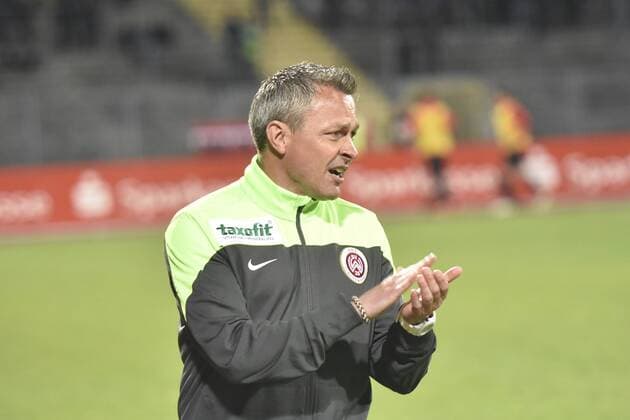 29.04.2015 xkhx Kassel, Auestadion Saison 2014 2015, Fussball, Krombacher Hessenpokal KSV Hessen Kassel (Löwen) gegen SV Wehen Wiesbaden (SVWW) enttäuscht Interimstrainer Trainer Christian Hock (SV Wehen Wiesbaden)