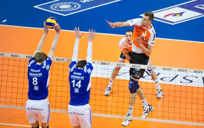 Berlin, Deutschland, 30.04.2015: Volleyball Bundesliga Playoffs Finale Spiel 4 (Best of Five) Saison 2014 2015 - Berlin Recycling Volleys - VfB Friedrichshafen. Robert Kromm (BR Volleys 3) gegen den Block aus Max Günthör Guenthoer (Friedrichshafen 8), Baptiste Geiler (Friedrichshafen 14)