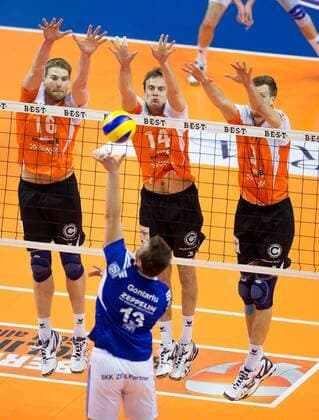 Berlin, Deutschland, 30.04.2015: Volleyball Bundesliga Playoffs Finale Spiel 4 (Best of Five) Saison 2014 2015 - Berlin Recycling Volleys - VfB Friedrichshafen. Adrian Gontariu (Friedrichshafen 13) gegen den Block aus Christian Dünnes Duennes (BR Volleys 16), Tomas Kmet (BR Volleys 14) und Robert Kromm (BR Volleys 3)