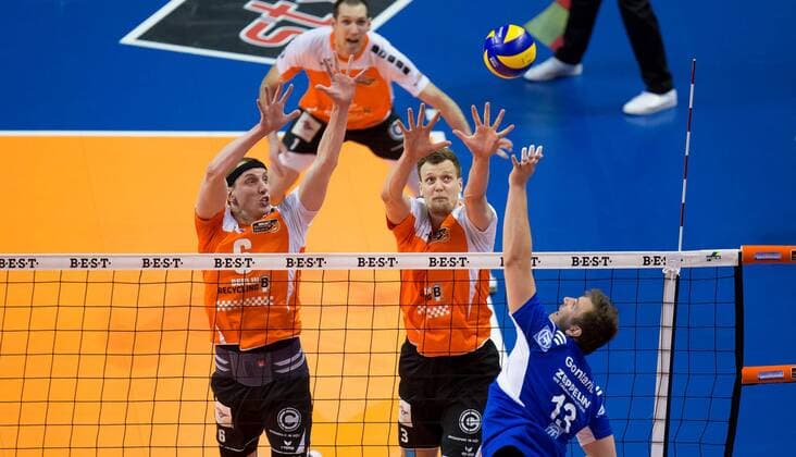 Berlin, Deutschland, 30.04.2015: Volleyball Bundesliga Playoffs Finale Spiel 4 (Best of Five) Saison 2014 2015 - Berlin Recycling Volleys - VfB Friedrichshafen. Adrian Gontariu (Friedrichshafen 13) gegen den Block aus Felix Fischer (BR Volleys 6), Robert Kromm (BR Volleys 3)