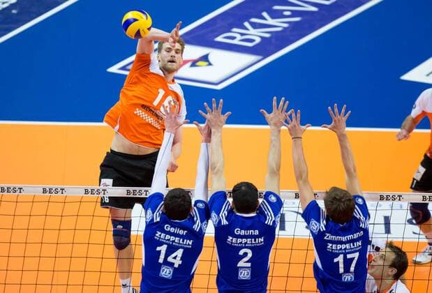Berlin, Deutschland, 30.04.2015: Volleyball Bundesliga Playoffs Finale Spiel 4 (Best of Five) Saison 2014 2015 - Berlin Recycling Volleys - VfB Friedrichshafen. Christian Dünnes Duennes (BR Volleys 16) gegen den Block aus Baptiste Geiler (Friedrichshafen 14), Maximiliano Gauna (Friedrichshafen 2), Jan Zimmermann (Friedrichshafen 17)